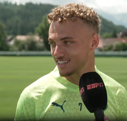 🎥🔁 | Noa Lang vraagt bij PSV direct om rugnummer van Xavi Simons: 'Zo ben ik toch'