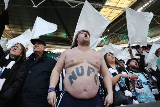 📸 | James Corden in z'n blote bast? Perfecte lookalike gespot tijdens League Cup-finale