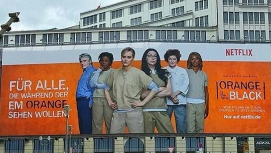 Netflix deelt met billboard in Berlijn flinke dreun uit aan Oranje