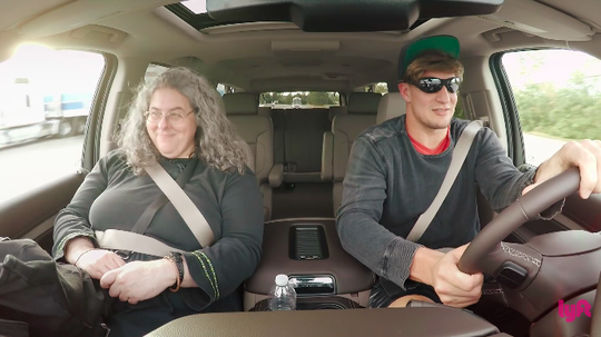 NFL-ster Gronkowski neemt fans te grazen als undercover-taxichauffeur (video)