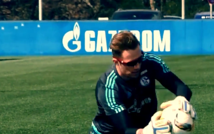 Wat ziet de keeper van Schalke 04 door zijn zonnebril? (video)