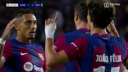 🎥 | Sprankelend Barcelona bezorgt Mark van Bommel horrorstart met 3 goals in 20 minuten