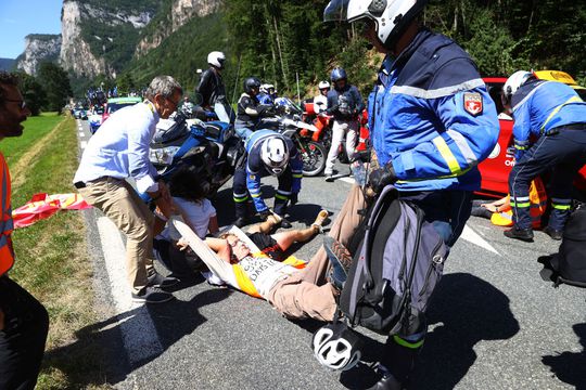 📸🎥​ | 10e etappe Tour de France ligt even stil door protest op de route