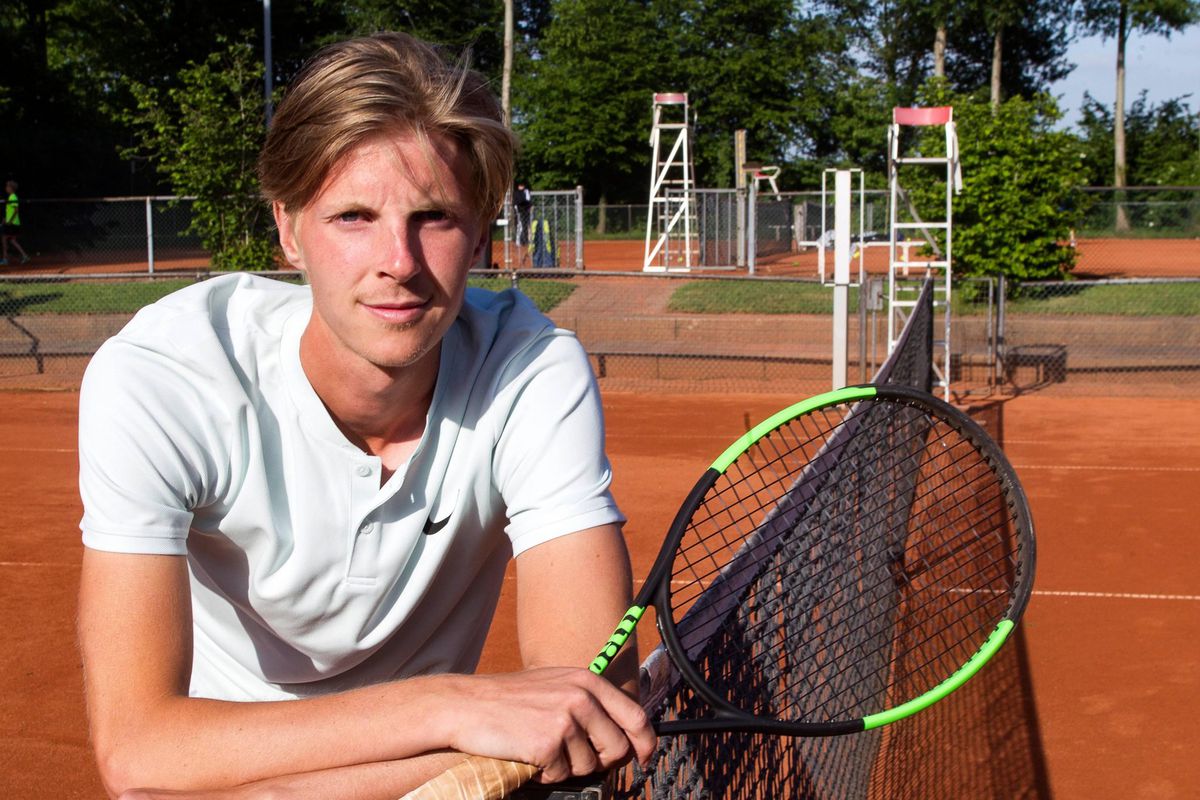 Hoe dan?! Nederlands tennistalent mept 9 matchpoints weg en gaat na 3-uur durende thriller naar kwartfinales futuretoernooi