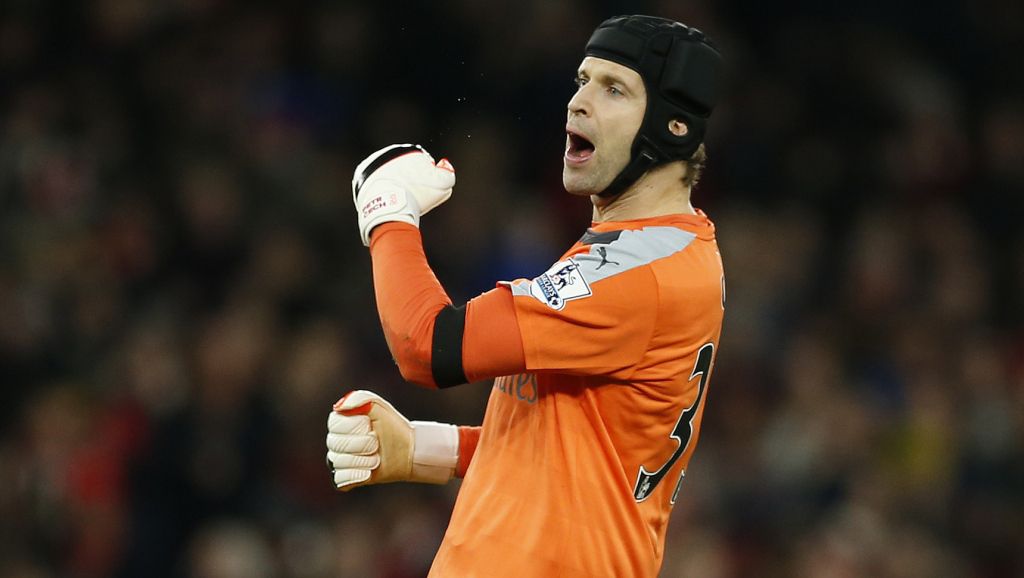 Cech stuurt verdedigers aan in drie talen