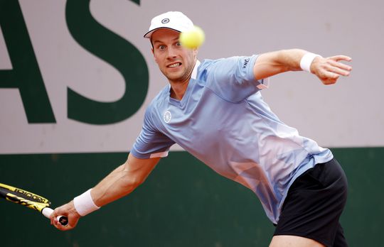 Botic van de Zandschulp profiteert van opgave Fabio Fognini en stoomt door naar 3e ronde Roland Garros