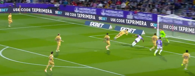 🎥 | Andreas Christensen wat doe je nou?! Barcelona-verdediger kopt bal spectaculair langs eigen doelman