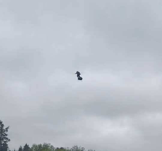 🎥 | Is het een vogel? Is het een vliegtuig? Man vliegt over F1-circuit van Spa heen