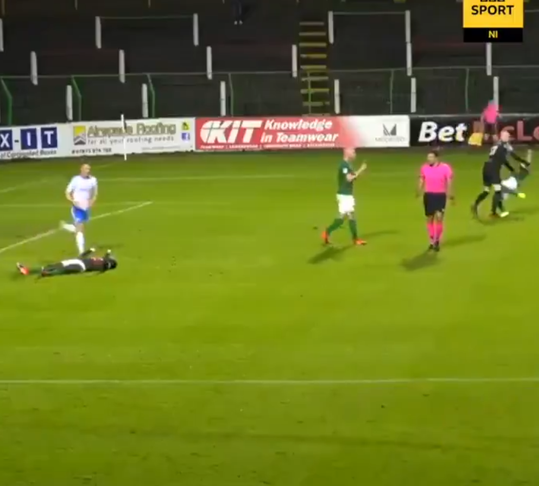 🎥 | HUH?! Noord-Ierse keeper slaat ploeggenoot op zijn bek en sleept hem over het veld!