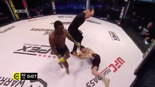 🎥 | Oranje boven! Gerardo Fanny sloopt opponent bij Cage Warriors met knie op lever