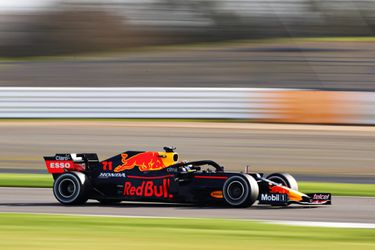 🎥 | 'Checo' Pérez maakt eerste meters in Red Bull-bolide
