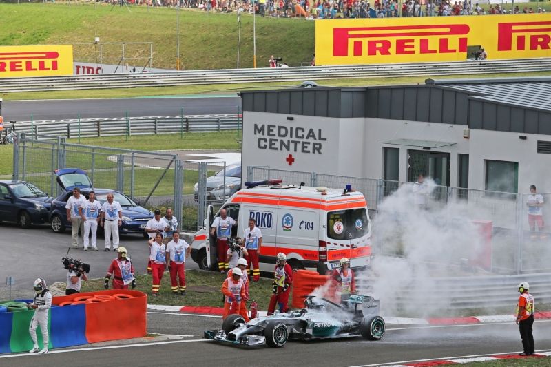 Mercedes Hamilton in brand bij kwalificaties (video)