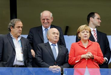 Platini: Blatter dient het voetbal niet meer