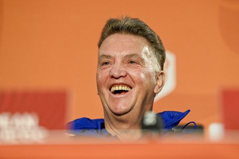 Louis van Gaal wil graag meedoen met spelletje 30 Seconds, maar spelers vragen hem niet