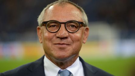 Magath wilde blessure behandelen met stuk kaas