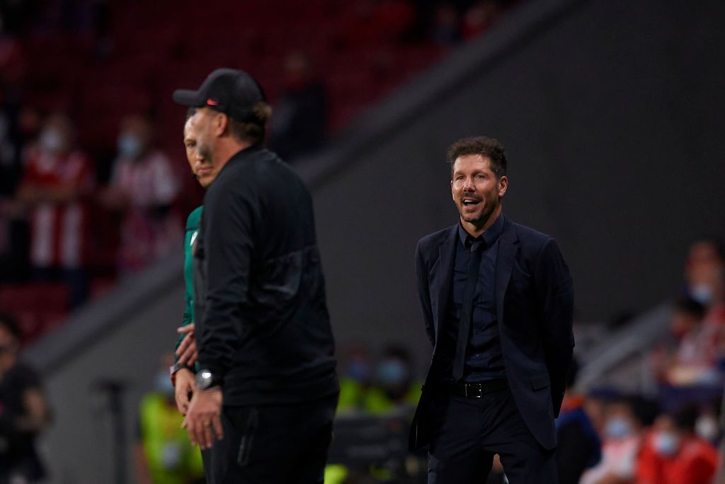 Jürgen Klopp en Diego Simeone geven elkaar geen hand: 'Ben ook niet beste handenschudder'