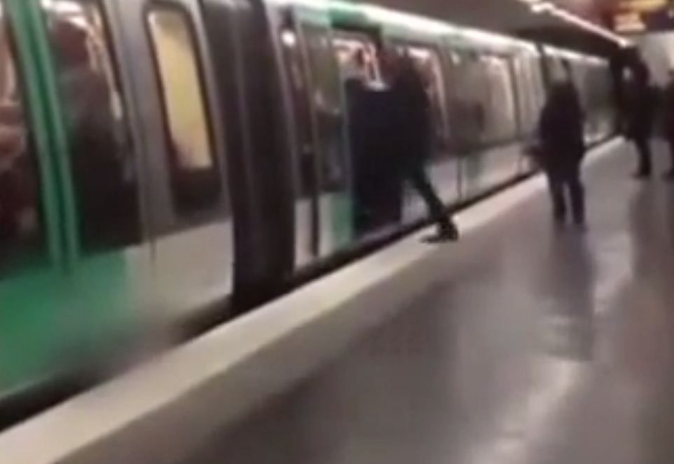 Chelsea-racisten duwen zwarte man de metro uit (video)