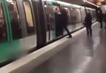 Chelsea-racisten duwen zwarte man de metro uit (video)