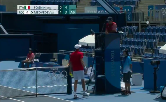 🎥 | Daniil Medvedev klaagt tegen ref over hitte in Tokio: 'Maar, wat als ik doodga?'