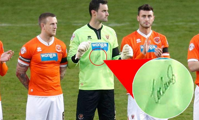 Keeper Blackpool speelt met gesigneerd shirt