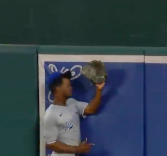 🎥 | MLB'er Michael Taylor wil homerun voorkomen en rent KEIHARD tegen muur op