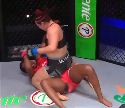 Sloopsessie! MMA-vechtster Abigail Montes zit bovenop olympisch bokskampioene Claressa Shields