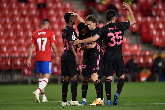 🎥 | Real Madrid wint van Granada en hijgt in de nek van koploper Atléti