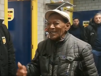 Prachtig! Cambuurs oudste seizoenkaarthouder (93) spreekt spelers toe (video) 😍