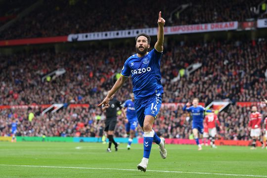 🎥 | Donny van de Beek ziet Manchester United vanaf zijn vertrouwde plek morsen tegen Everton