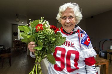 FC Utrecht zet jarige oma Slijper (90) in het zonnetje