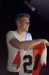 🎥😂 | Feyenoord-fan onaangenaam verrast bij 'cadeau' van vrienden: 'Voetbalt hij daar niet meer?'