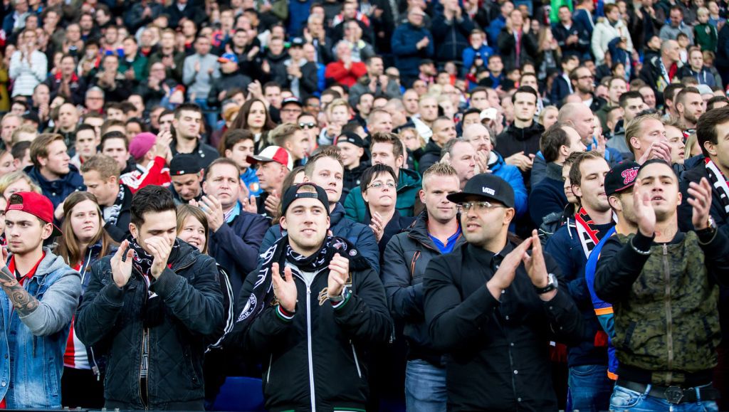 Ook De Kuip klapt massaal voor Cruijff (video)