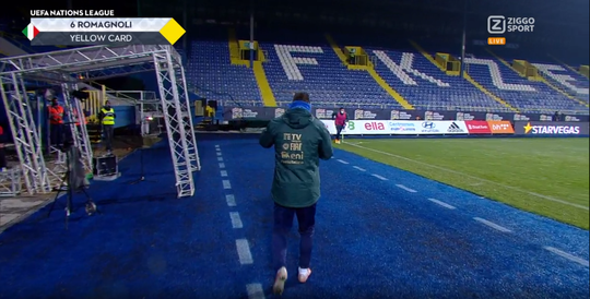 🎥😂 | Speler van Italië krijgt een gele kaart tijdens het WARMLOPEN