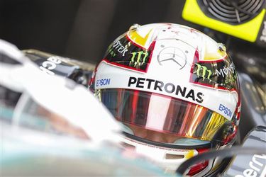 Hamilton ook op pole in Bahrein; Verstappen op 15