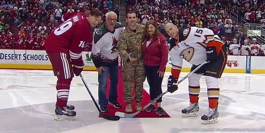 Ouders militair krijgen verrassing bij ijshockeywedstrijd (video)