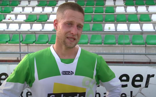 🎥 | Amateurvoetballer huilt van blijdschap: 'Nooit gedacht dat ik ooit weer mee kon doen'