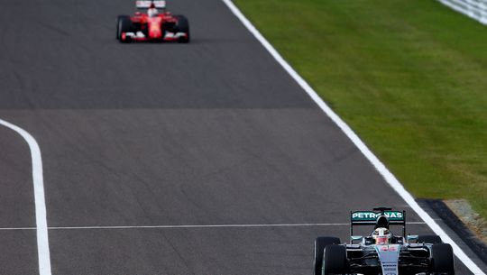Gridstraf Vettel zet Hamilton op pole voor wereldtitel