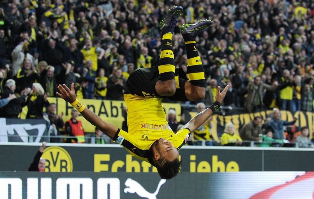 Doelpuntenmachine Aubameyang schrijft nieuw Bundesliga-record (video)