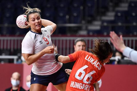 Noorse handbalsters kruipen door het oog van de naald in kwartfinale