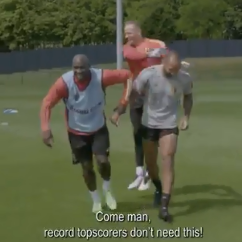 🎥 | Check hier deze heerlijke vrije trap met verkeerde been van Rode Duivels-assistent Thierry Henry