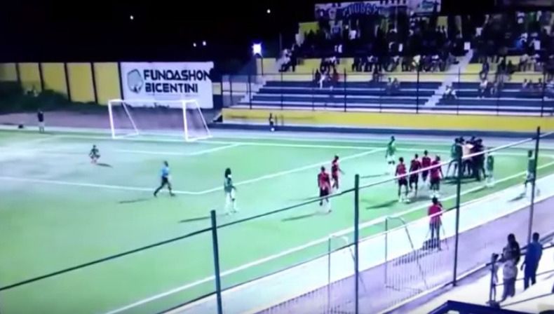 Bizarre vechtpartij speler met grensrechter op Curaçao (video)