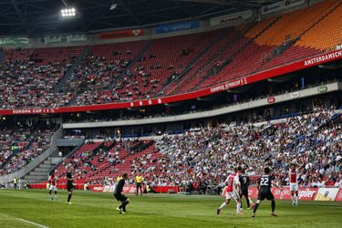 AZ verliest na ruime voorsprong, Ajax wint matig duel