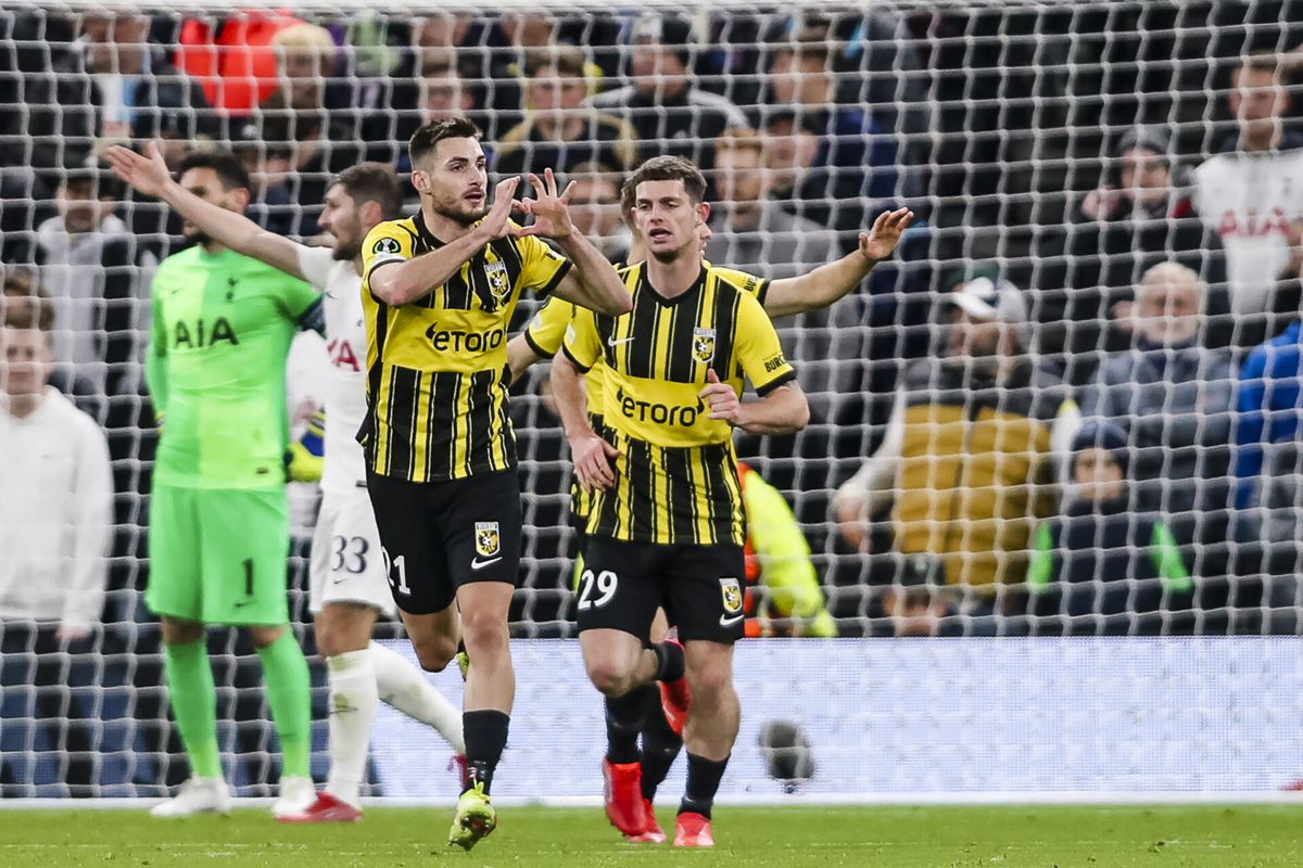 3 keer rood! Vitesse komt net te kort in spektakelstuk vol heerlijkheden bij Tottenham Hotspur