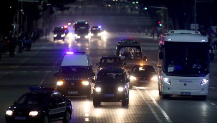 Bus Servisch nationale elftal met stenen bekogeld in Albanië