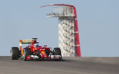 Formule 1-bolide van Alonso in vuur en vlam