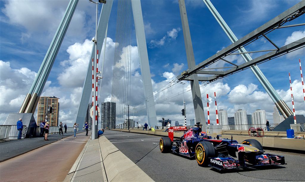 Verstappen scheurt in oude bolide van Vettel door Rotterdam