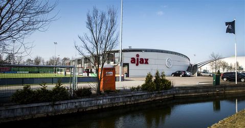 'In opspraak geraakte A-junioren Ajax mogen blijven'