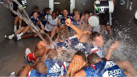 Ajax doet Ice Bucket Challenge en challengt... PSV (video)