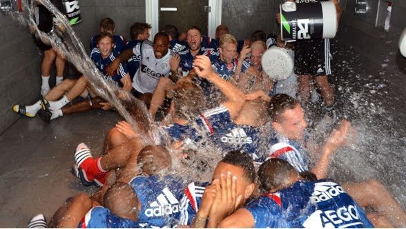 Ajax doet Ice Bucket Challenge en challengt... PSV (video)