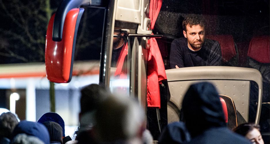 Spelersbus Twente opgewacht door boze supporters